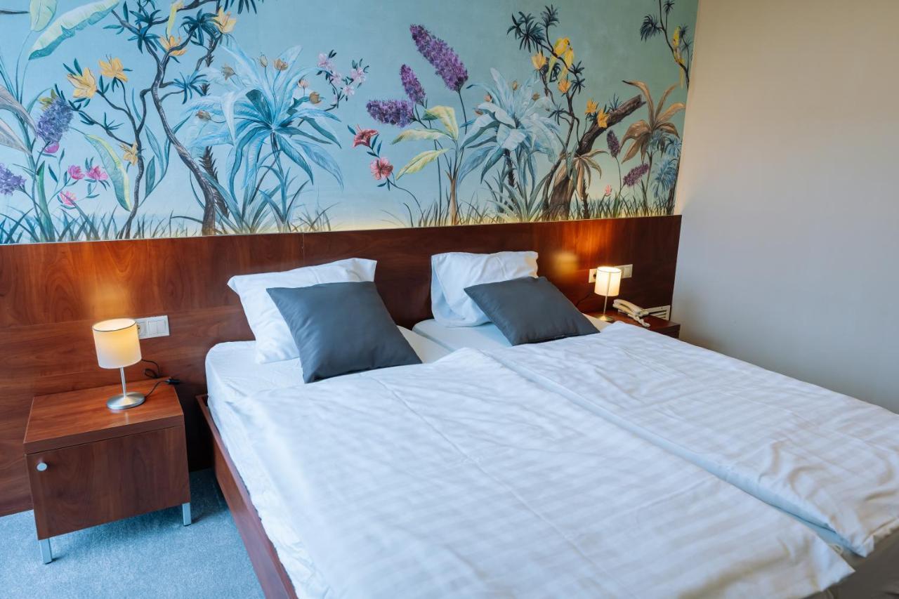 Vadvirag Panzio Hotel Agfalva Bagian luar foto